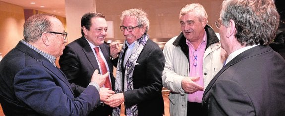 Albarracín, segundo por la izquierda, en la reunión que convocó el Real Murcia con empresarios, el pasado 9 de febrero.