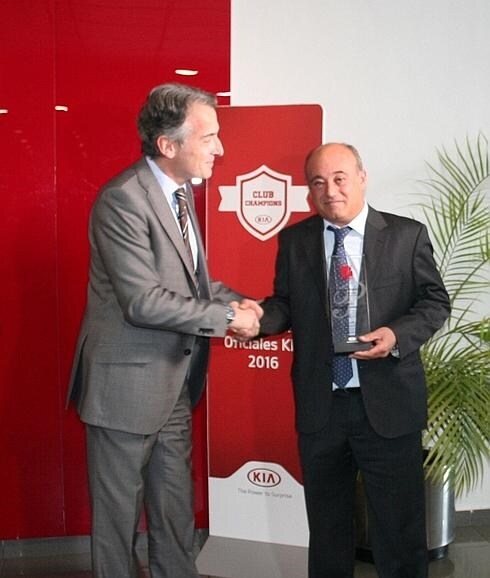 Emilio Herrera y Manuel Gallego estrechan sus manos, en la entrega del premio.