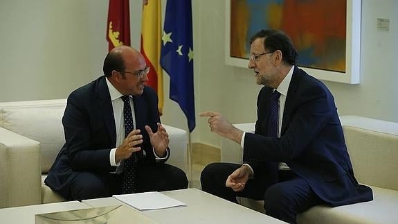 Pedro Antonio Sánchez y Mariano Rajoy durante una reunión en septiembre. 