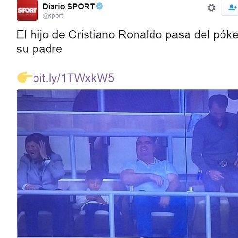 El hijo de Cristiano Ronaldo prestando atención a móvil en el partido de su padre.