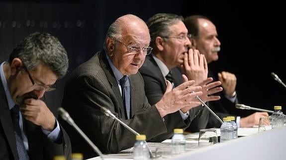 Carlos Egea (2º izqu), este martes, en la reunión de directivos del Levante de BMN. 