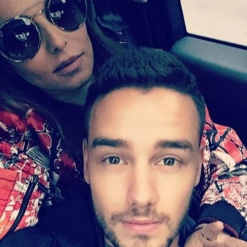 Liam Payne en los brazos de Cheryl Cole.