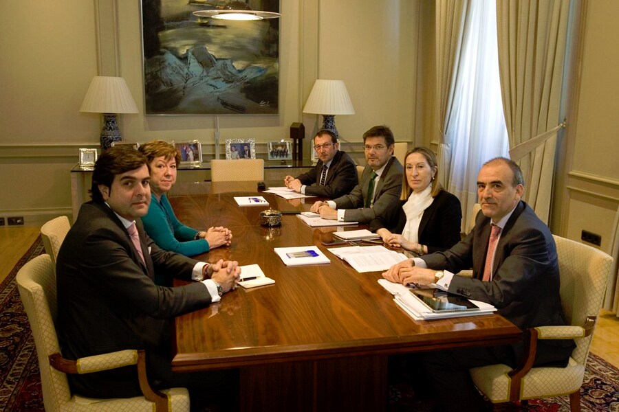 Pedro Pablo Hernández y Pilar Barreiro, reunidos con Ana Pastor y Rafael Catalá para hablar del AVE, en Madrid en marzo de 2014.