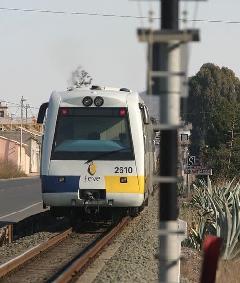 Tren de Feve, a su paso por Los Partidarios.