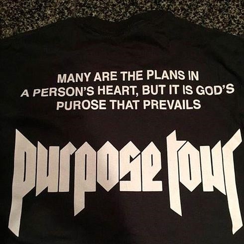 Justin Bieber se come la segunda «p» de Purpose en unas camisetas de su gira