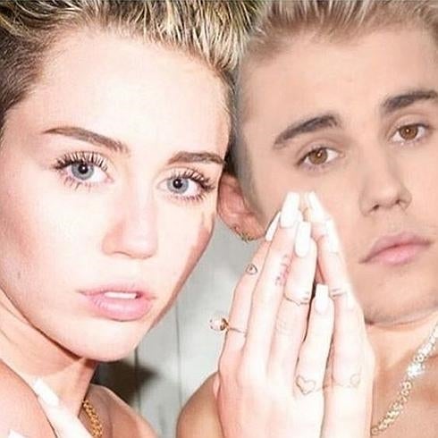 Justin Bieber en el reflejo de Miley Cyrus.
