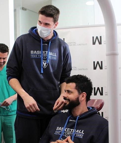 Dos jugadores del UCAM CB en la consulta. 