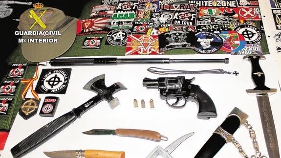 Objetos incautados en la 'operación Kabernal' de la Guardia Civil a un grupo de neonazis la semana pasada en El Palmar 