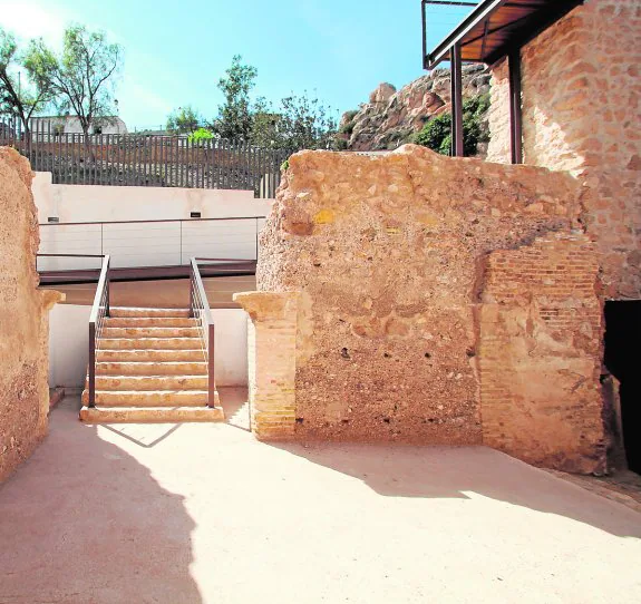 Estado actual del acceso a la parte interior de la muralla por la Puerta de la Torre del Oro. 