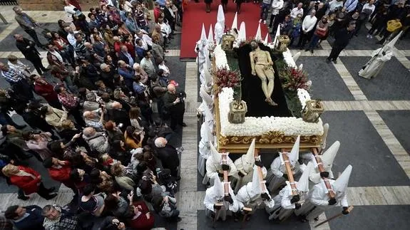 La talla del Cristo Yacente, este sábado, en Murcia. 