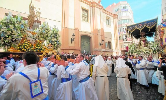 Encuentro del Resucitado y la Virgen del Amor Hermoso, frente a la Iglesia de Santa María de Gracia, ante una multitud de devotos.