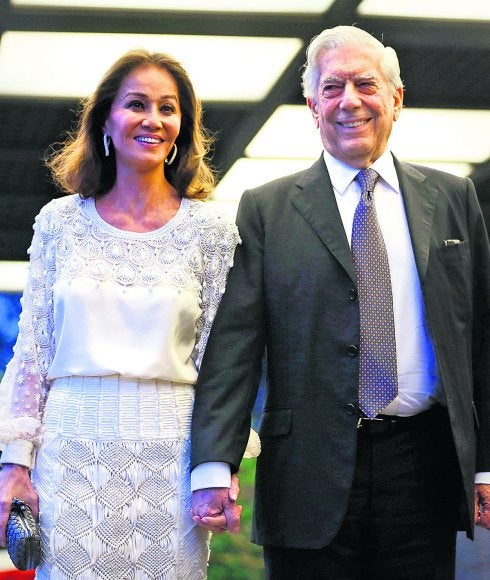 Isabel Preysler y Mario Vargas Llosa, anoche a su llegada a la cena por su 80 cumpleaños. :: j. martín/efe