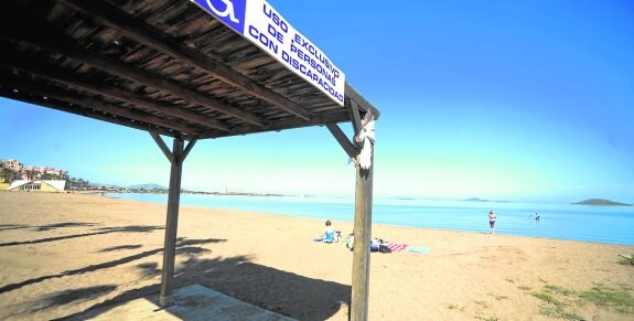 Un grupo de bañistas en Playa Honda, una de las mejor situadas para adaptarla para persona con enfermedades mentales.