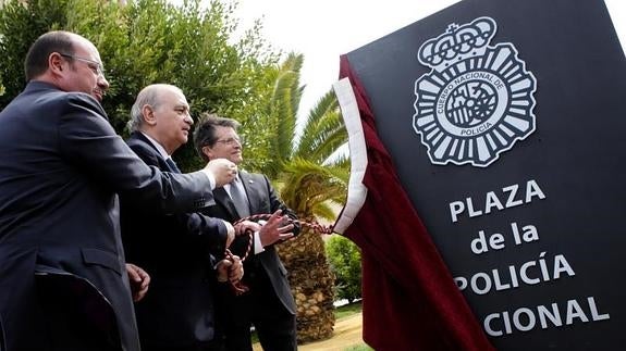 Pedro Antonio Sánchez, el ministro Fernández Diaz y el alcalde Francisco Jódar, esta mañana, en Lorca. 