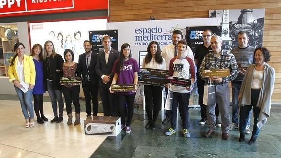 Los ganadores del certamen, con los premios recibidos. 