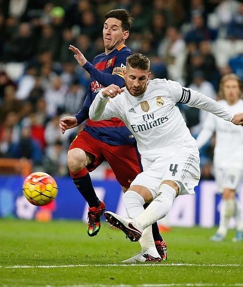 Messi y Ramos en el clásico que se disputó en noviembre