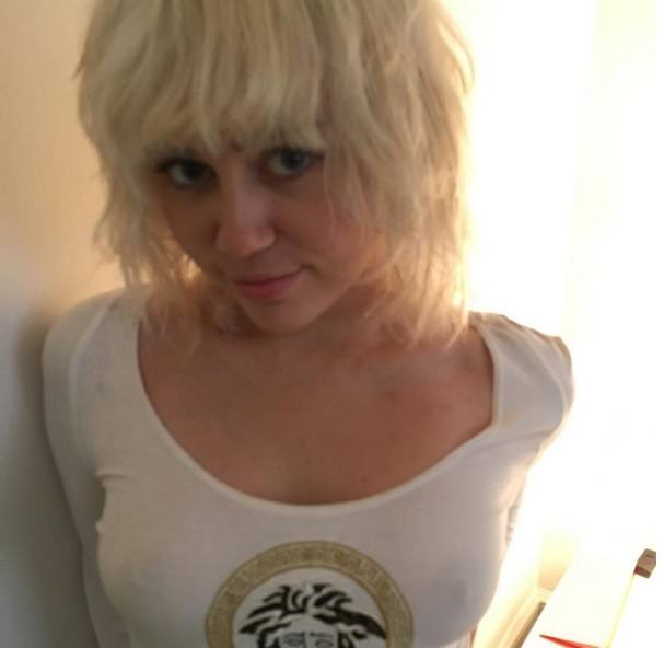 El peluquero Chris McMillan muestra el cambio de peinado de Miley Cyrus. 