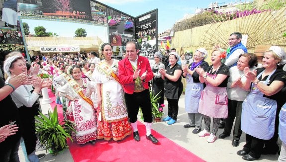 El presidente de la Federación de Peñas Huertanas, Juan Pablo Hernández, durante la clausura de las barracas, recibiendo con las Reinas los aplausos de las peñas. 