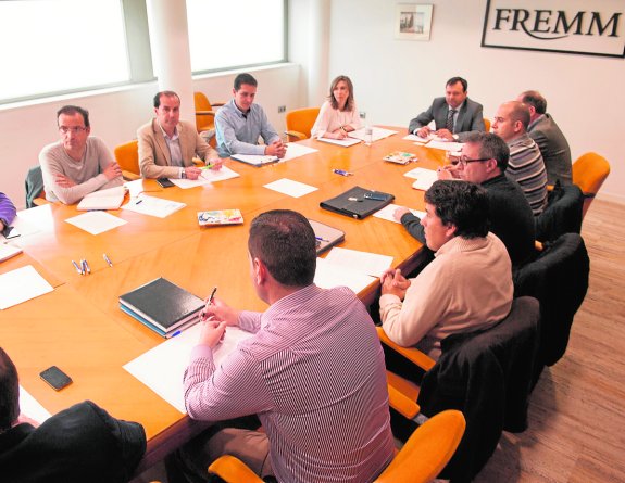 Reunión de las empresas y el sindicato, ayer en la sede de la FREMM en Murcia. 