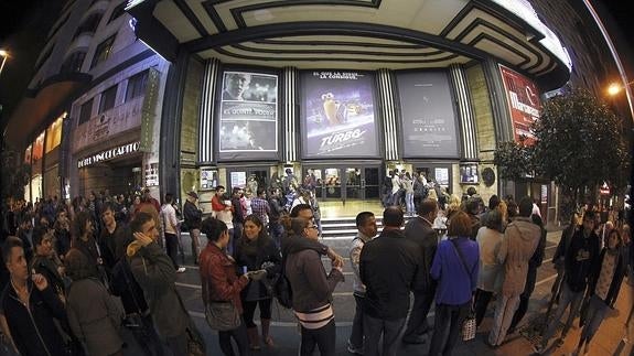 Vista de la larga cola formada a las puertas del cine Capitol de Madrid con motivo de la iniciativa "Fiesta del cine" en 2013