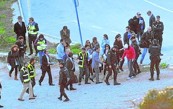 Uno de los policías, con cazadora roja, en noviembre de 2014, en la reconstrucción de los hechos.