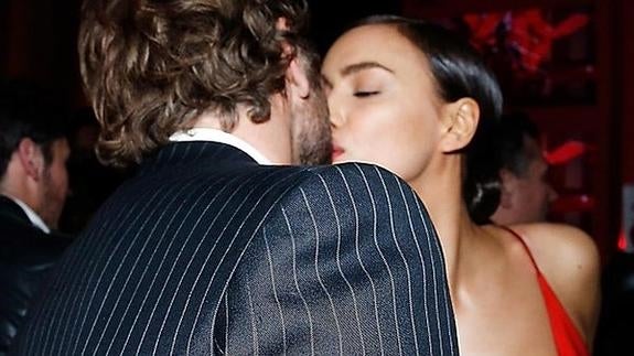 Irina Shayk comparte una foto sexy con un chico sin rostro en sus vacaciones