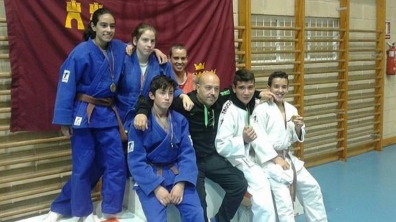 Vencedores del campeonato infantil y cadete de judo. 