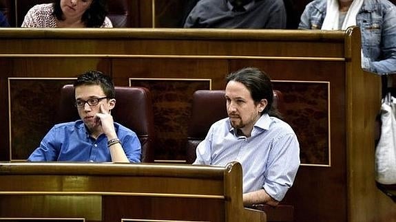 Íñigo Errejón y Pablo iglesias en el Parlamento.