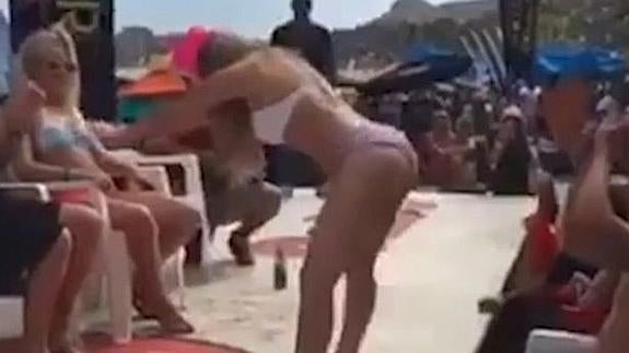 Una maestra, despedida por un vídeo de sus vacaciones que encontró un padre