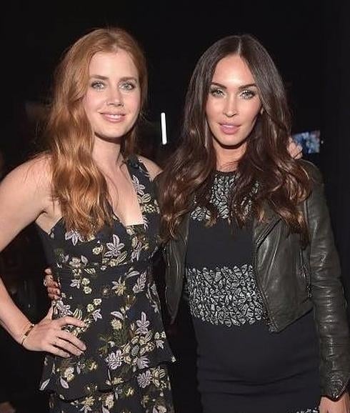 La actriz Amy Adams y Megan Fox en la alfombra roja del Cinema Con en Las Vegas. 