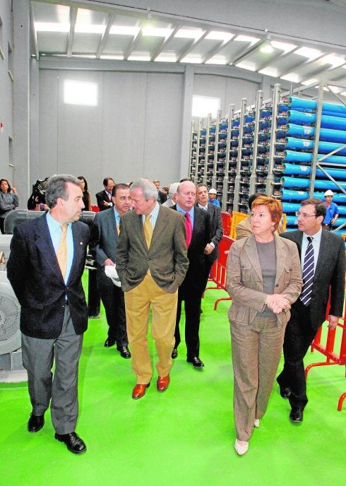 Antonio Cerdá, Ramón Luis Valcárcel, Pilar Barreiro y Amalio Garrido, primer gerente del Ente Público del Agua, durante la visita a la desaladora de Escombreras en abril del año 2007. 