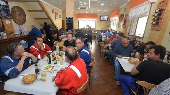 Grupos de trabajadores de empresas auxiliares de Repsol comen en la bodega Hermanos Velasco. 