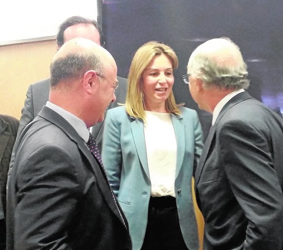 El consejero Andrés Carrillo, ayer, con Montoro. 