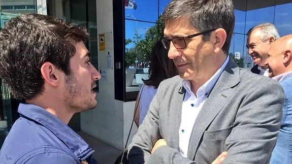 Patxi López, este sábado, antes de su reunión con la plataforma del Tercer Sector de Murcia. 