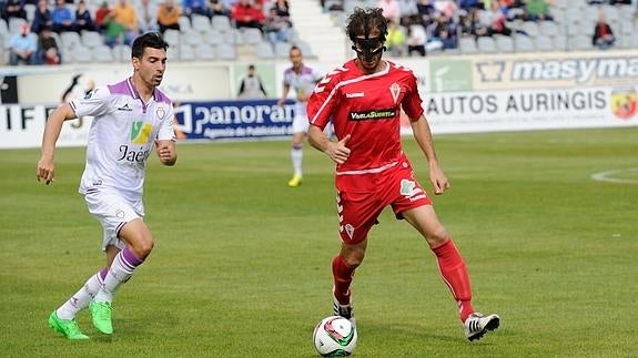 Fran Moreno controla el balón ante un rival.