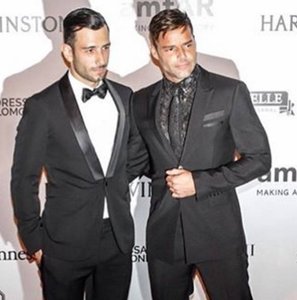 El artista sueco Jwan Yosef y Ricky Martin durante una gala benéfica. 