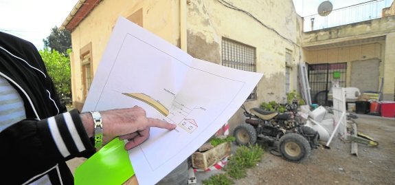 Antonio S.M., muestra el plano de la última modificación del proyecto que dejaba su casa pegada al carril de servicio. 