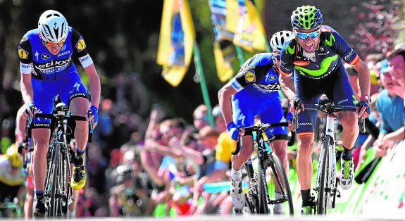 Alejandro Valverde, a la derecha, supera en el esprint final al francés Alaphilippe y al irlandés Daniel Martin. 