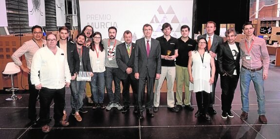 Los ganadores de los premios, con el alcalde Ballesta. :: N. G. 
