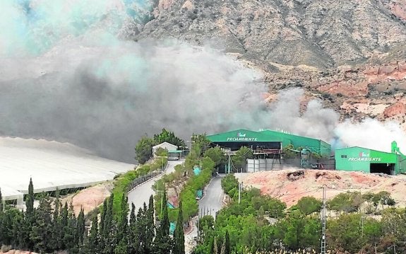 La combustión de la basura del vertedero causa otro incendio