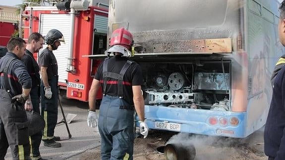 Los bomberos trabajando en la extinción del fuego en el motor. 