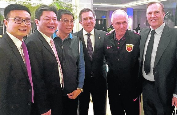 Genbabo, tercero por la izquierda, junto a Monje Carrillo; a la derecha, Joaquín Romeu. 