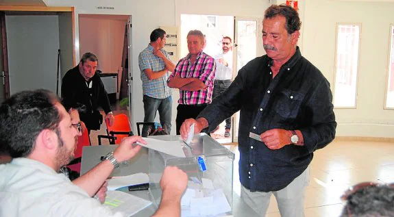 Un vecino, ayer, votando en el centro social de La Ribera. :: j. l. v.
