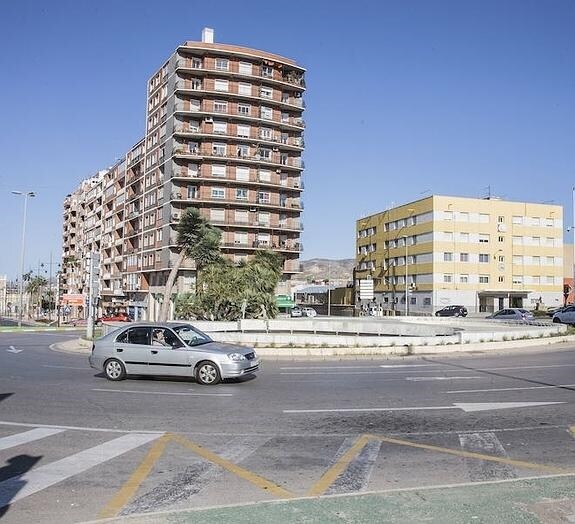 Un coche circulando por la Plaza Bastarreche. 