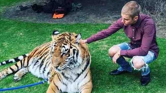 Justin Bieber posa con el tigre.
