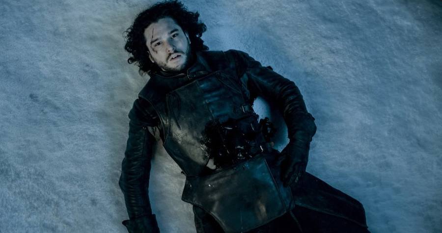 Jon Snow apuñalado en la nieve al final de la quinta temporada de 'Juego de Tronos'. 