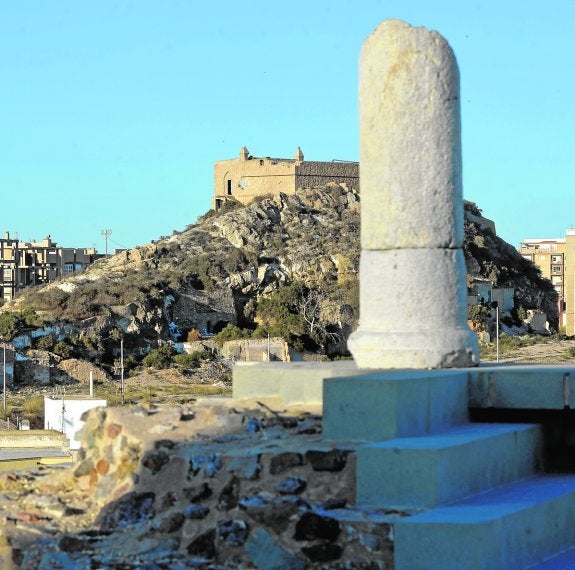 Columna del templo de Tanit, en la parte alta del cerro del Molinete, vista al atardecer y alineada con el antiguo monte Cronos.