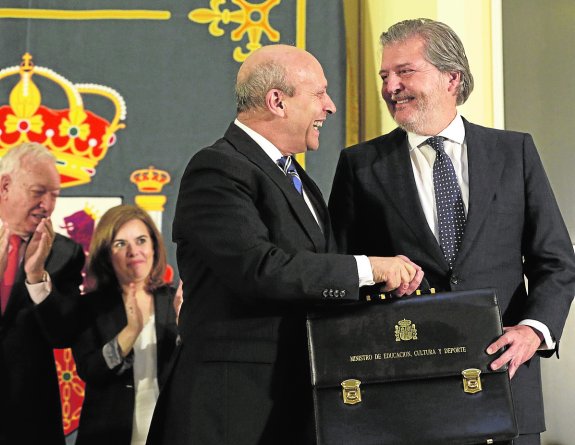 José Ignacio Wert entrega la cartera de Educación, Cultura y Deporte a su sucesor en el cargo, Íñigo Méndez de Vigo, en junio de 2015. 