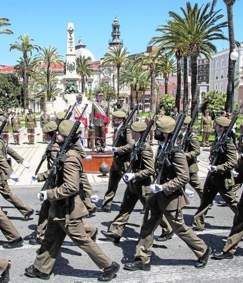 La fuerza desfila ante el mando que presidió la ceremonia. 