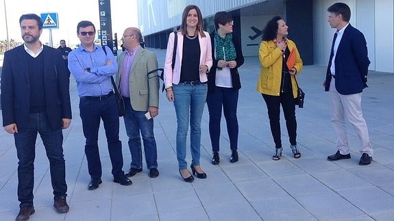 La comisión de investigación del aeropuerto de la Región de Murcia, en su visita al aeródromo. 